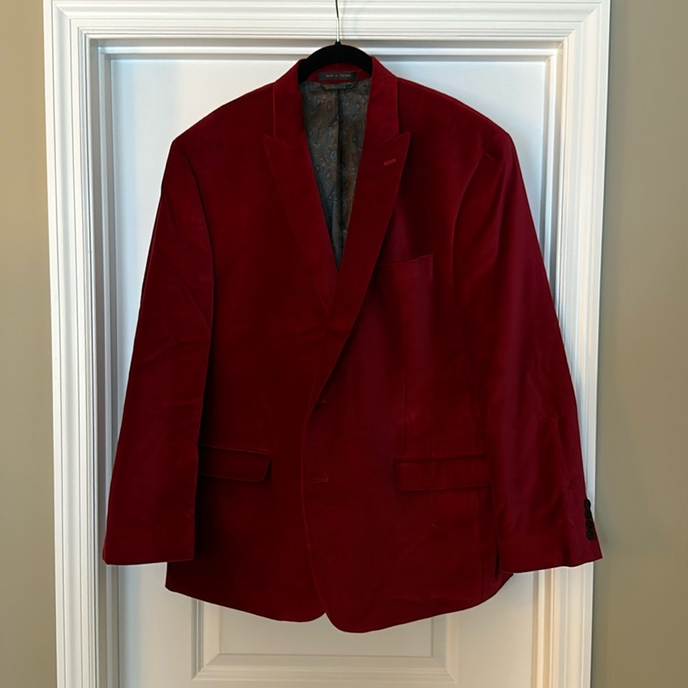 Men’s velvet Van Heusen Studio blazer.  Dark red. Size 46. Great condition!
